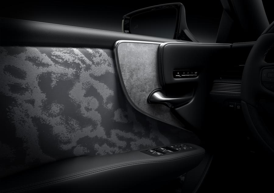 Детали интерьера Lexus LS500h AWD 2020 года  (WW) (фото 14 из 27)